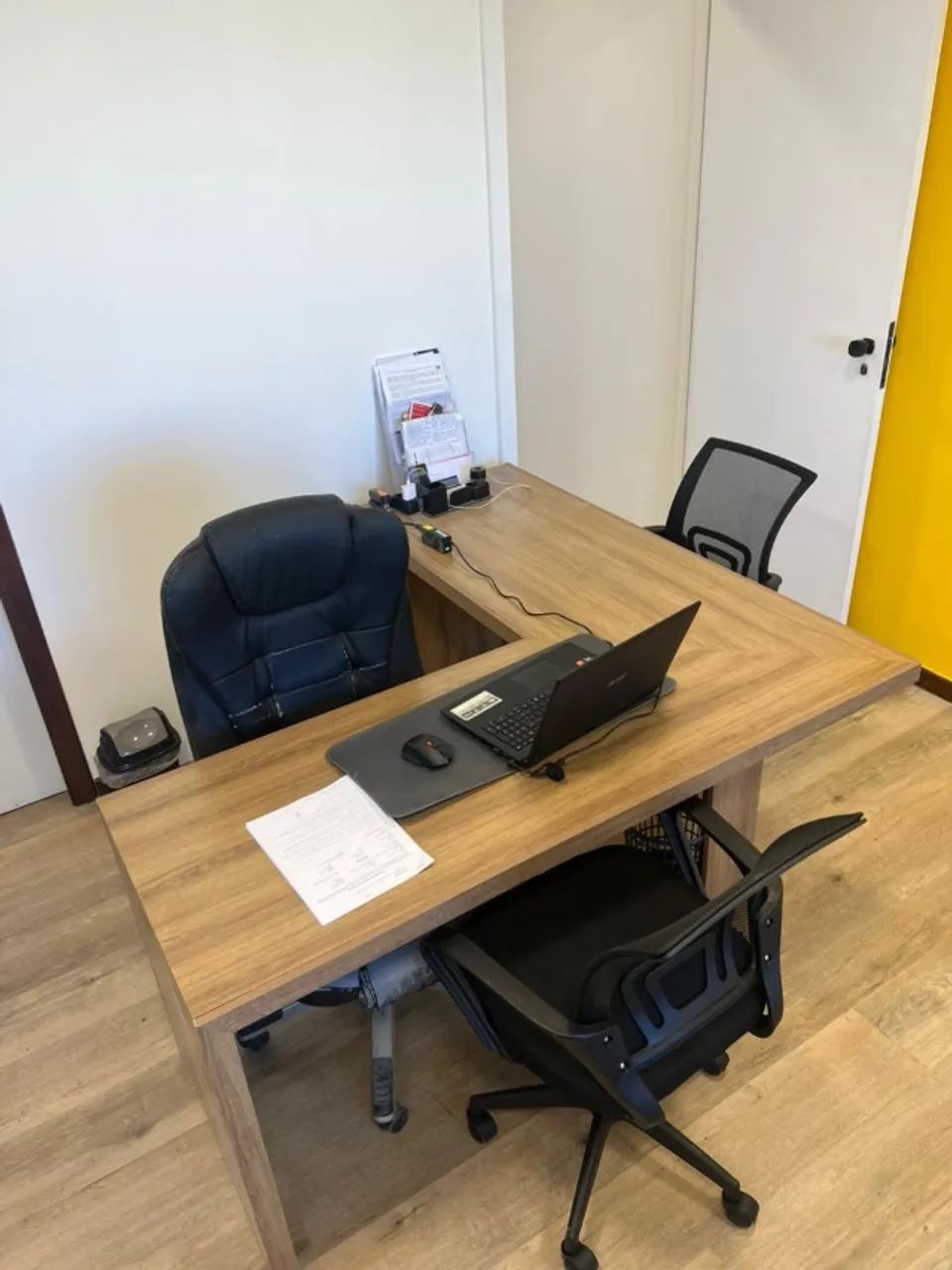Mesa diretor em L  e outros móveis 300 reais tudo - Foto 2