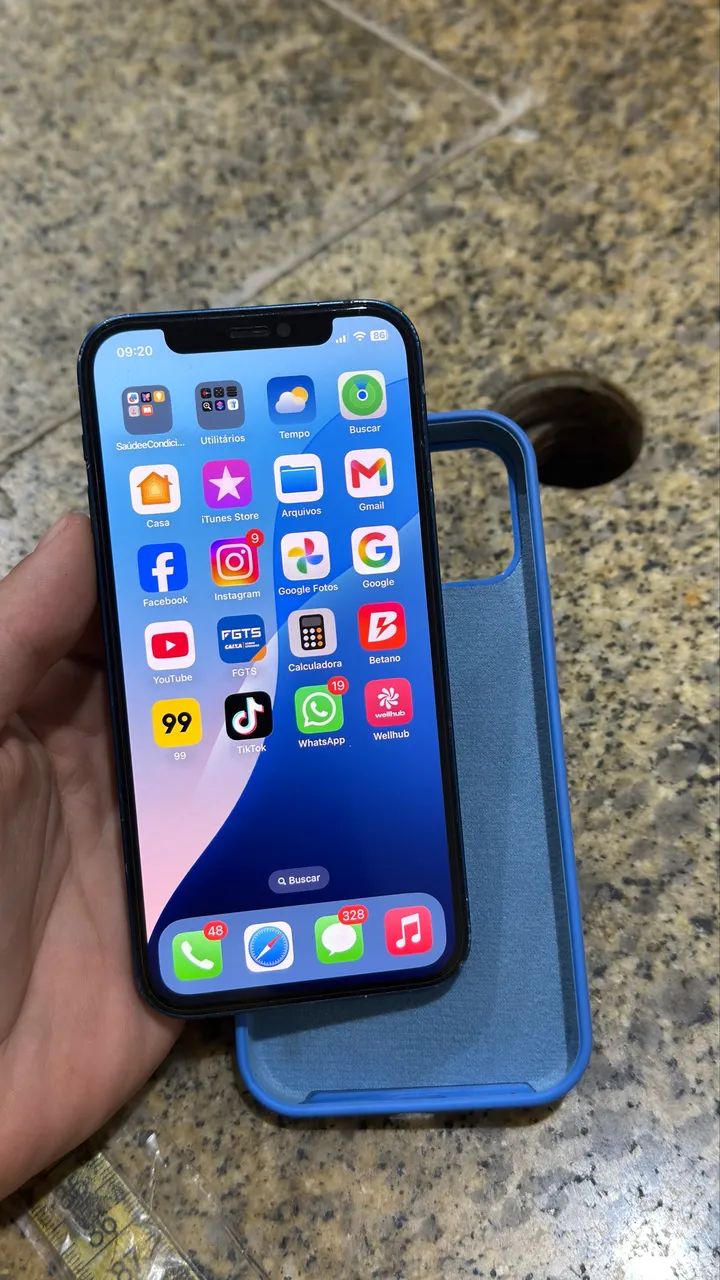 iPhone 12 64GB IMPECÁVEL - MUITO BEM CONSERVADO - Celulares e