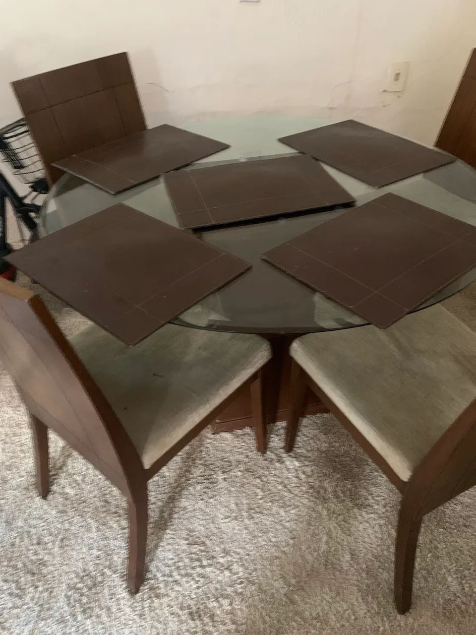 Sala de jantar com tapete, 6 cadeiras e mesa redonda de madeira com tampo de vidro - Foto 2