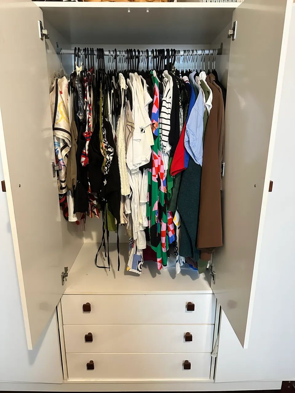 Guarda roupa Branco com 4 portas e 2 gavetas em MDF - Foto 3