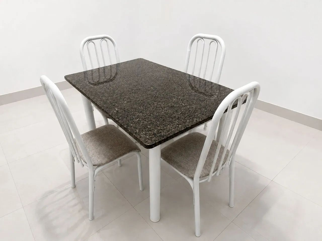 Mesa de Jantar com 4 Cadeiras - Granito