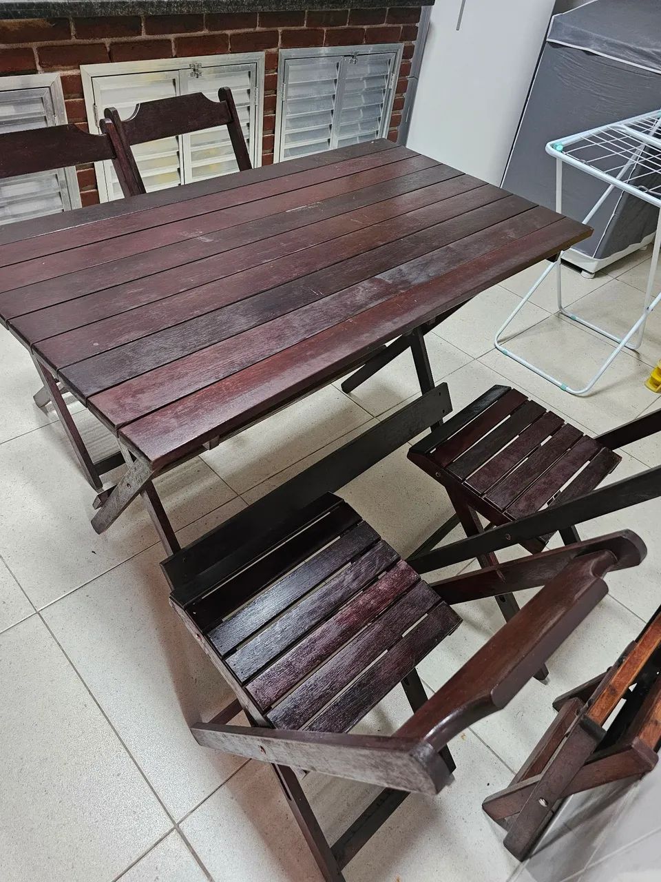 Mesa e quatro cadeiras de madeira. - Foto 5