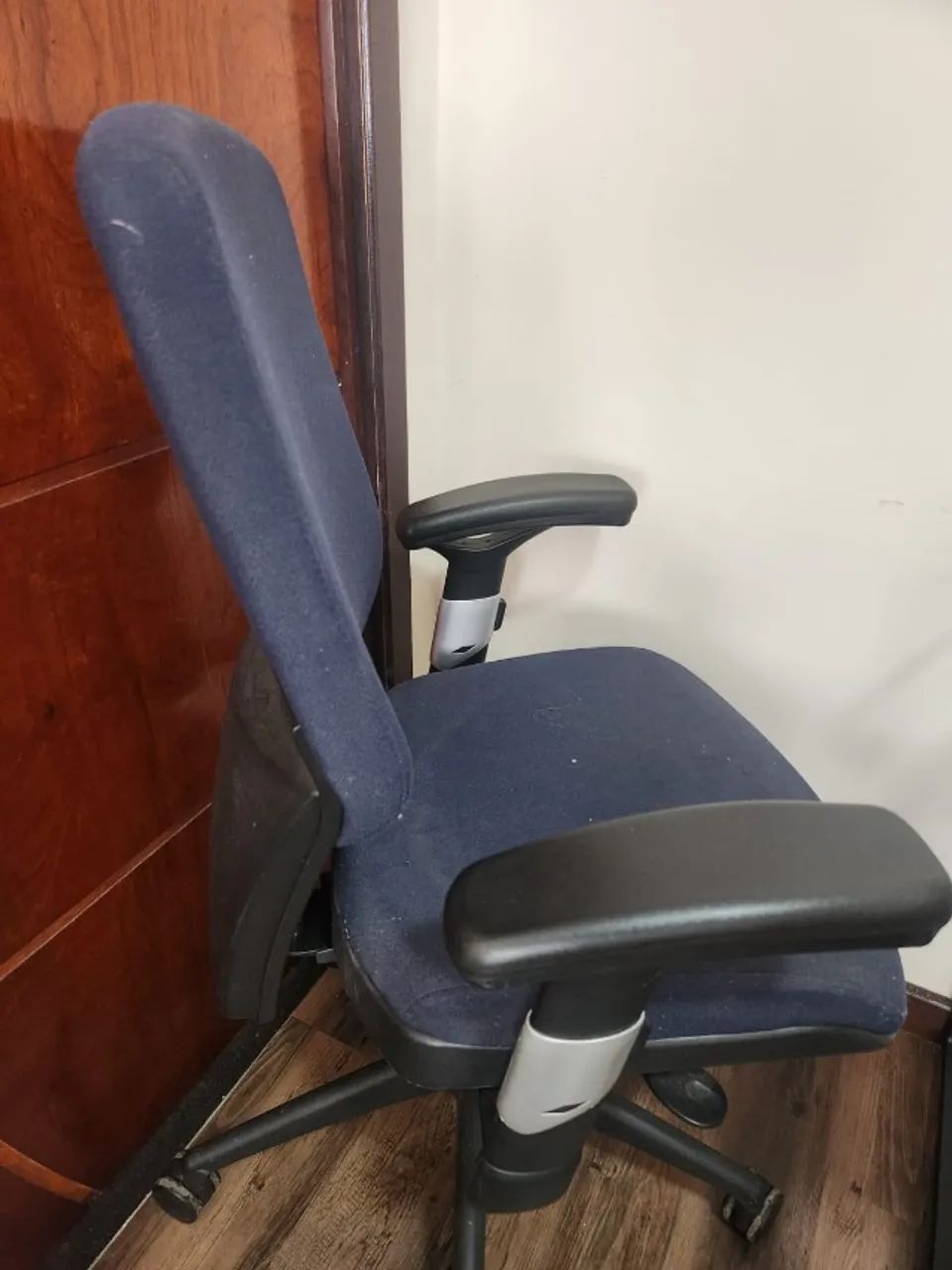 Cadeira de Escritório Giratória com Regulagem de Altura - Foto 3