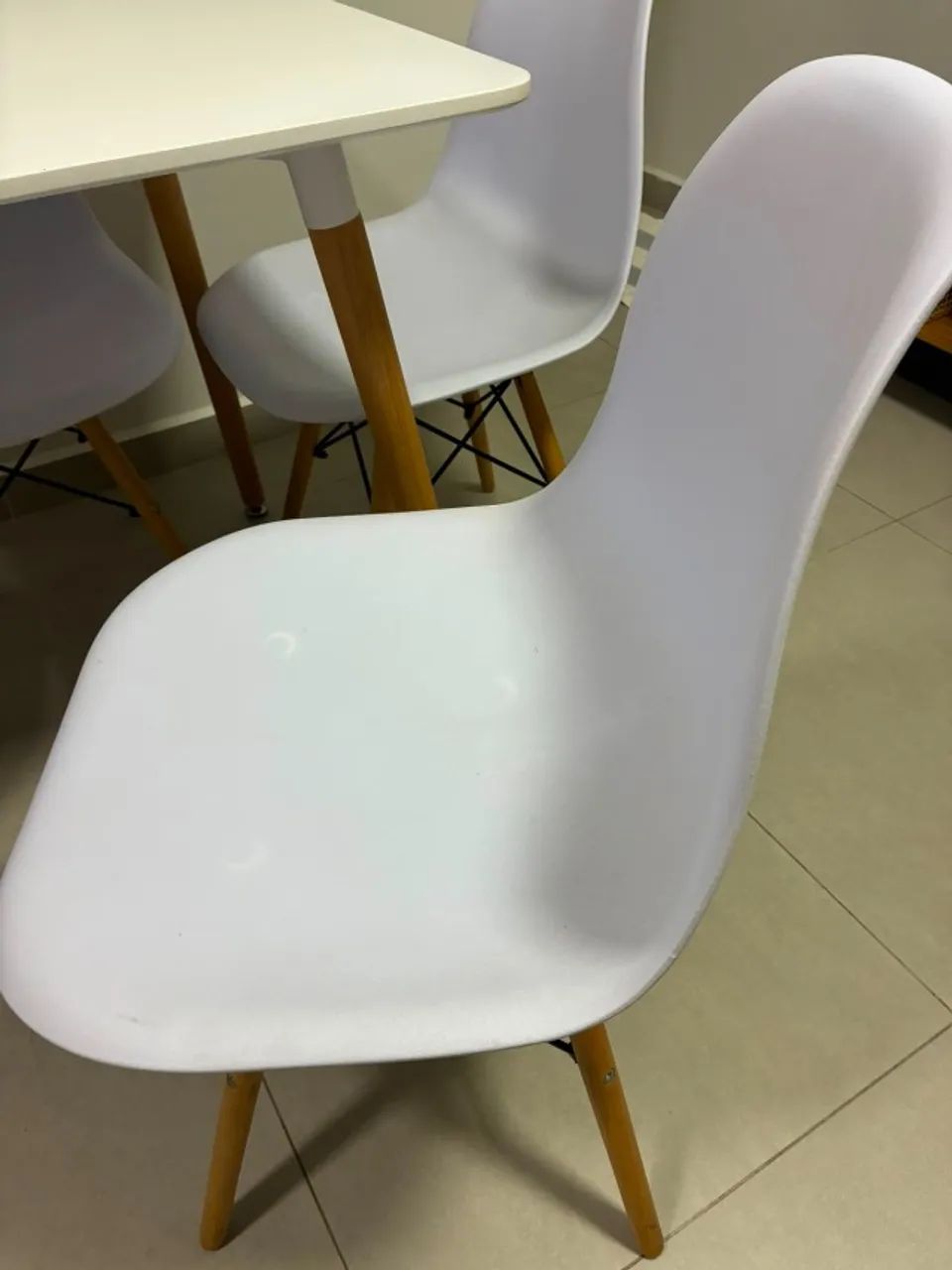 Mesa com 4 cadeiras branca clean