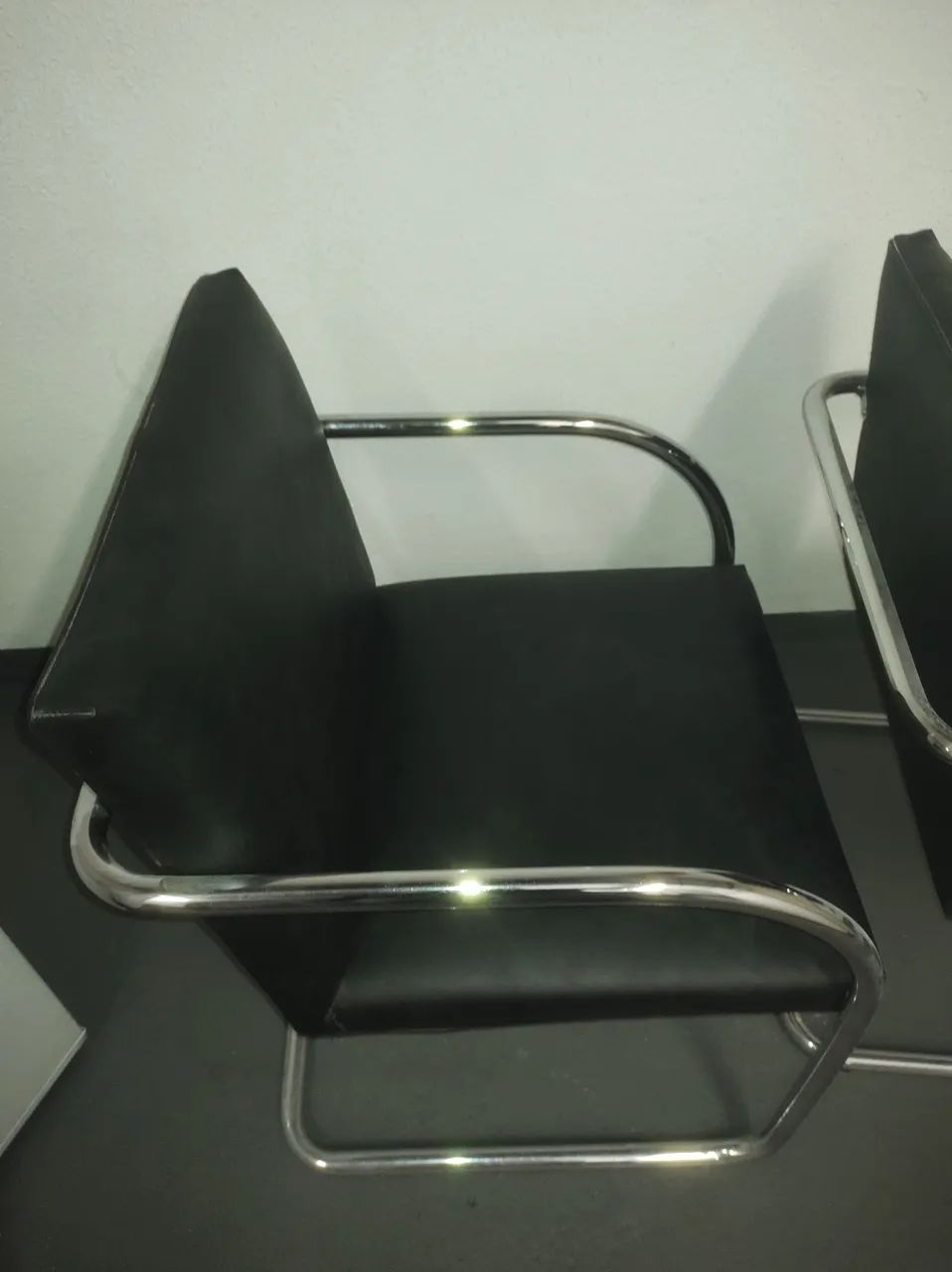 Vende-se cadeira de couro 100 as duas - Foto 2