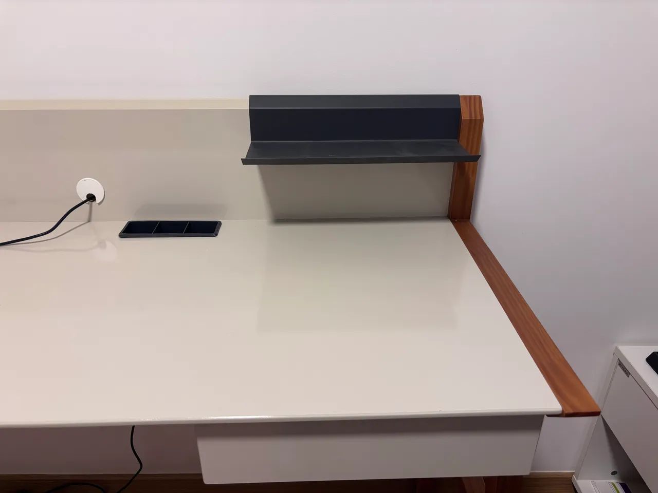 Escrivaninha moderna em madeira e branco - excelente estado | 127 cm  - Foto 3