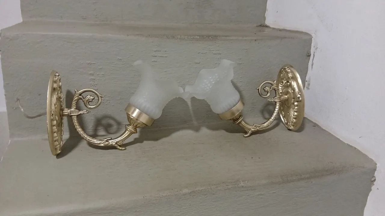 Arandelas em bronze e cupulas vidro jateado