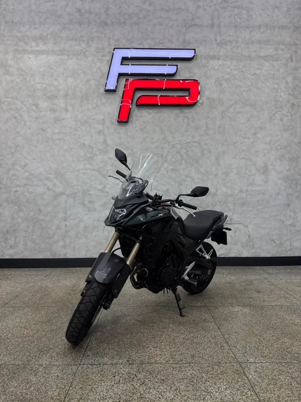 Honda CB 500X 2023 com baixa km e muitos recursos incríveis