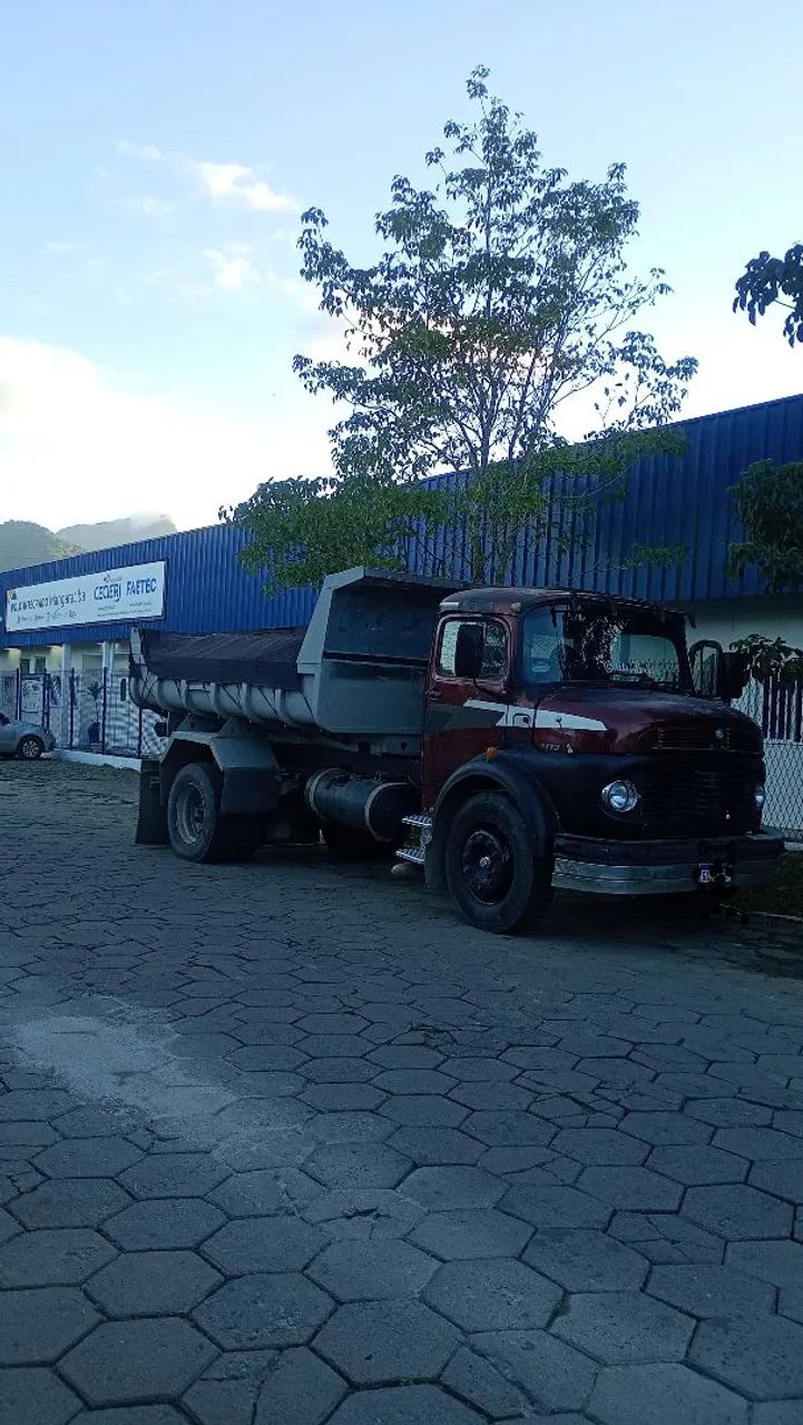 Caminhão caçamba 