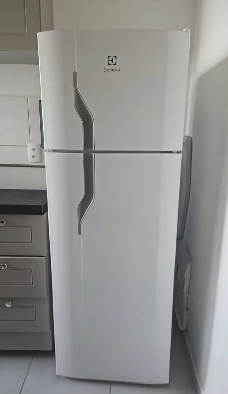 Vendo Geladeira com defeito 
