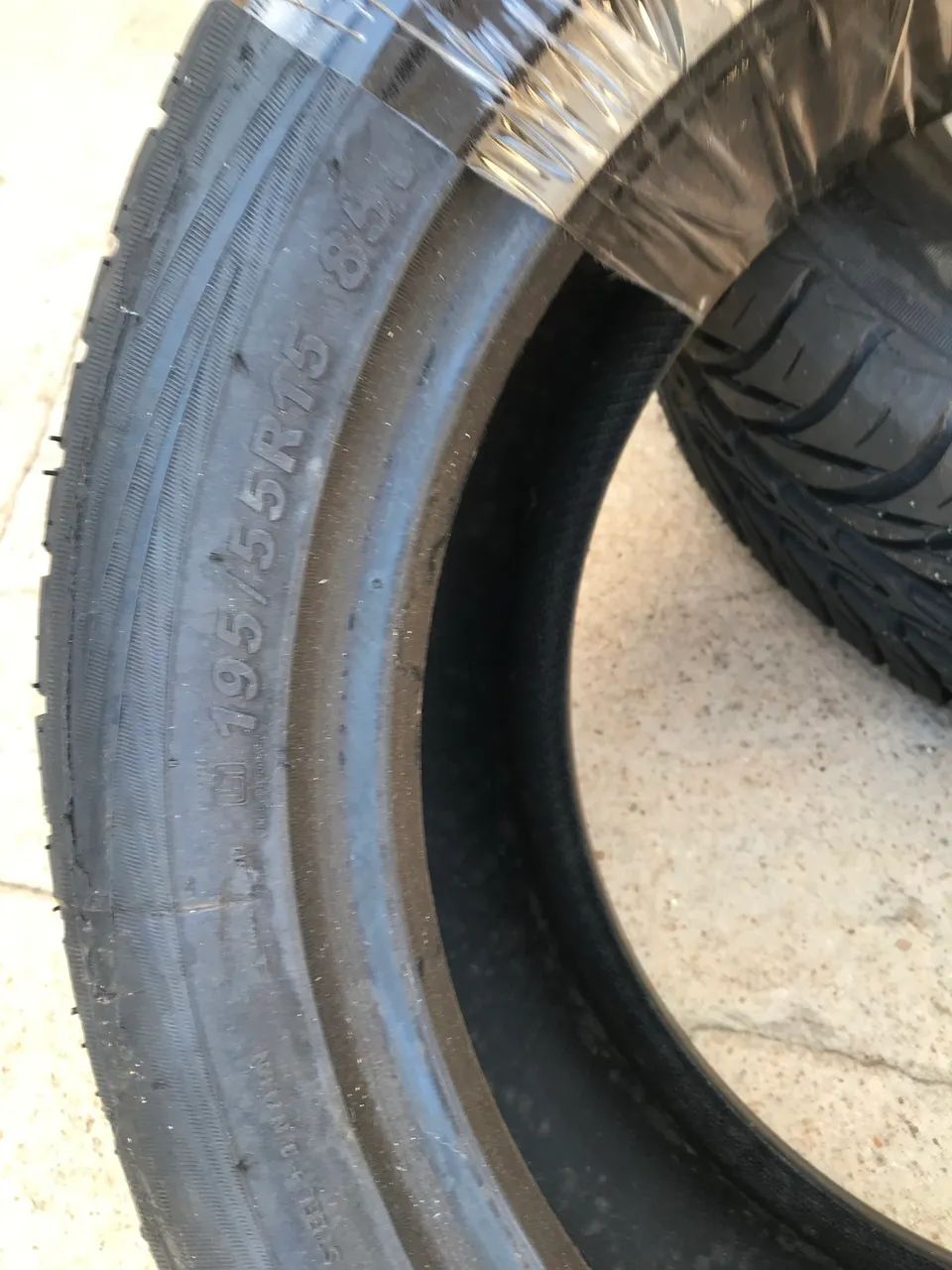 Pneu carro - Foto 2