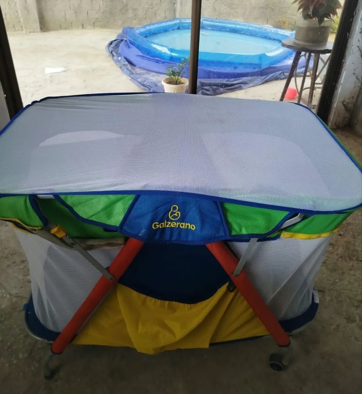 Berço e cercadinho com mosquiteiro