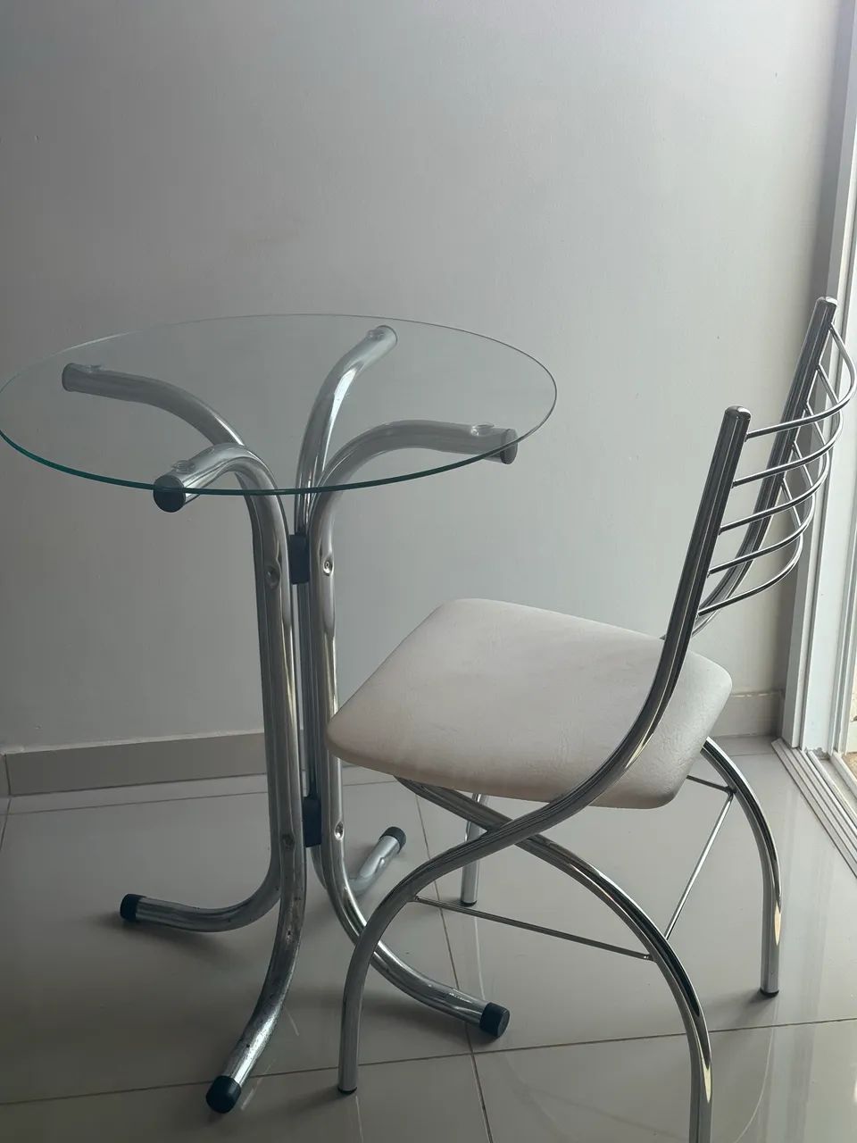 Mesa com 1 cadeira 
