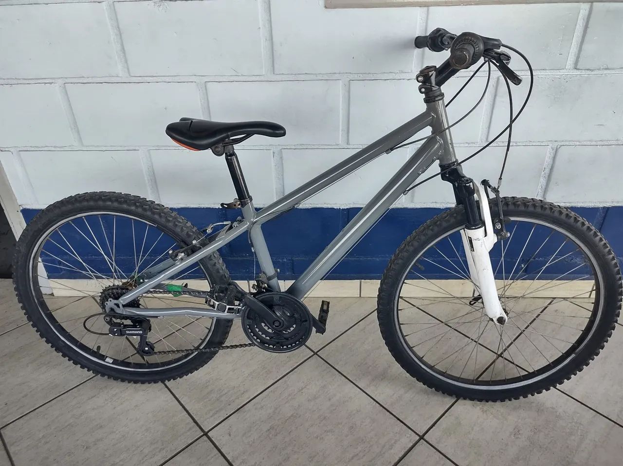 Bicicleta aro 24 câmbio Shimano e suspensão