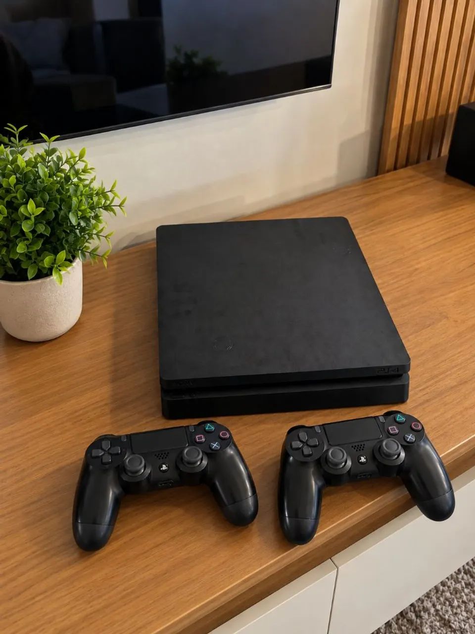 PS4 Slim com 2 controles e atualização 13.52