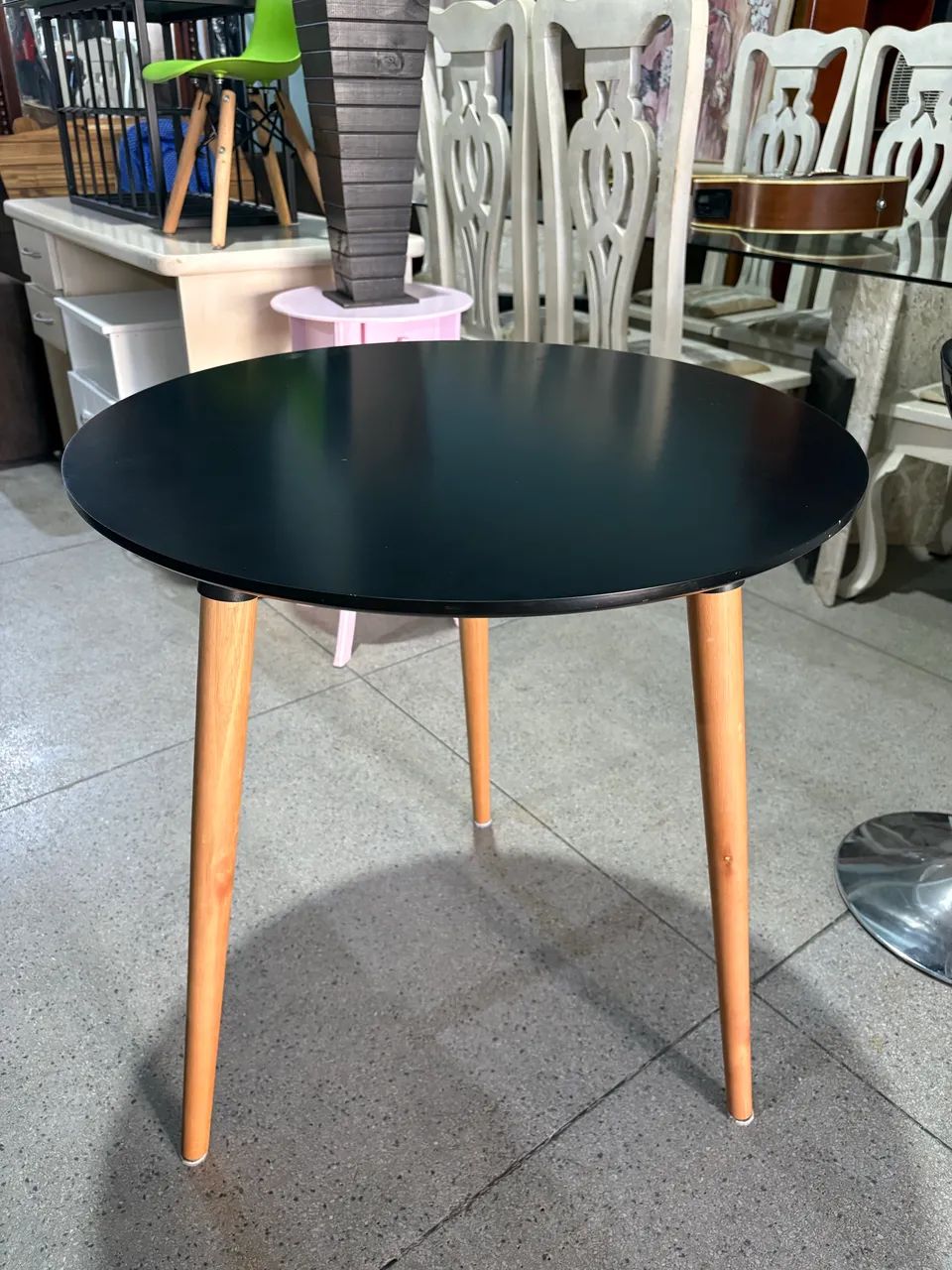 Mesa com pé palito