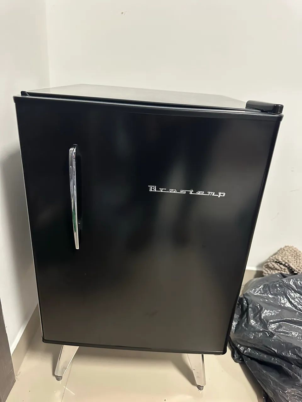 Frigobar retrô preto Brastemp  - Foto 4