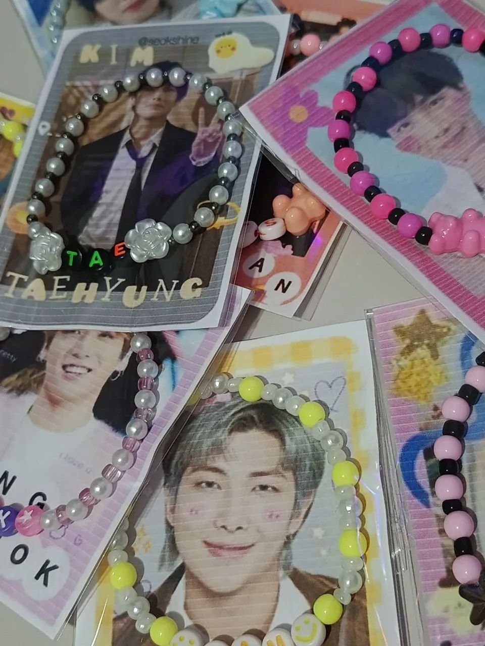  KIT 60 PULSEIRAS TEMÁTICAS BTS Perfeitas para fãs de K-pop e ARMYs apaixonados!  - Foto 4