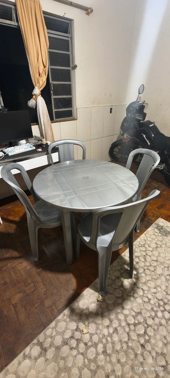 Mesa de plástico com 4 cadeiras - Foto 2