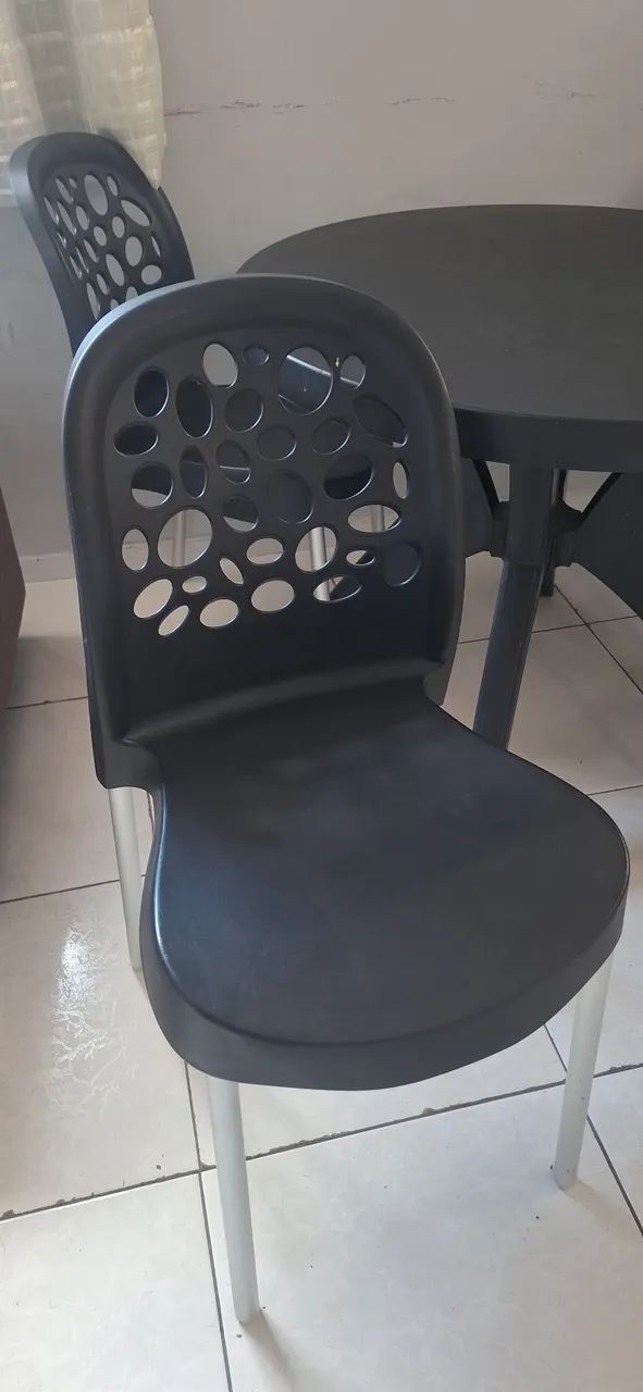 Mesa com tampo de vidro/ 4 cadeiras  - Foto 3