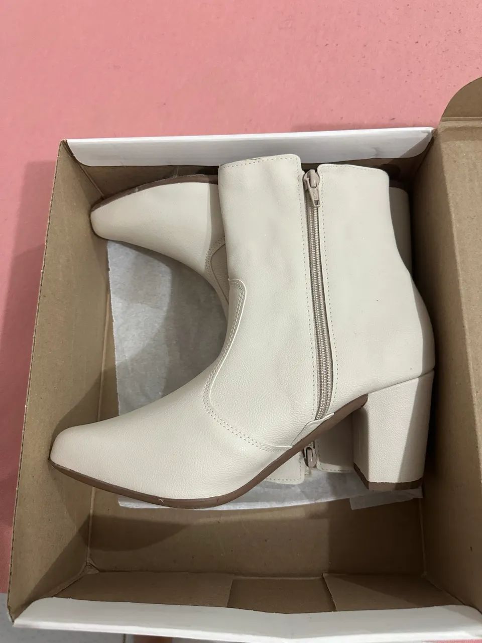 Bota branca cano curto 37