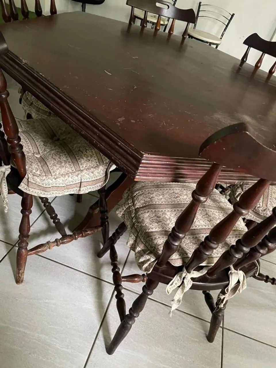 Mesa 6 lugares madeira maciça vintage com cadeiras - Foto 2