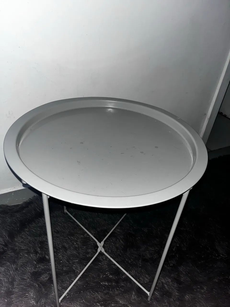 Mesa de canto, aço na cor cinza 