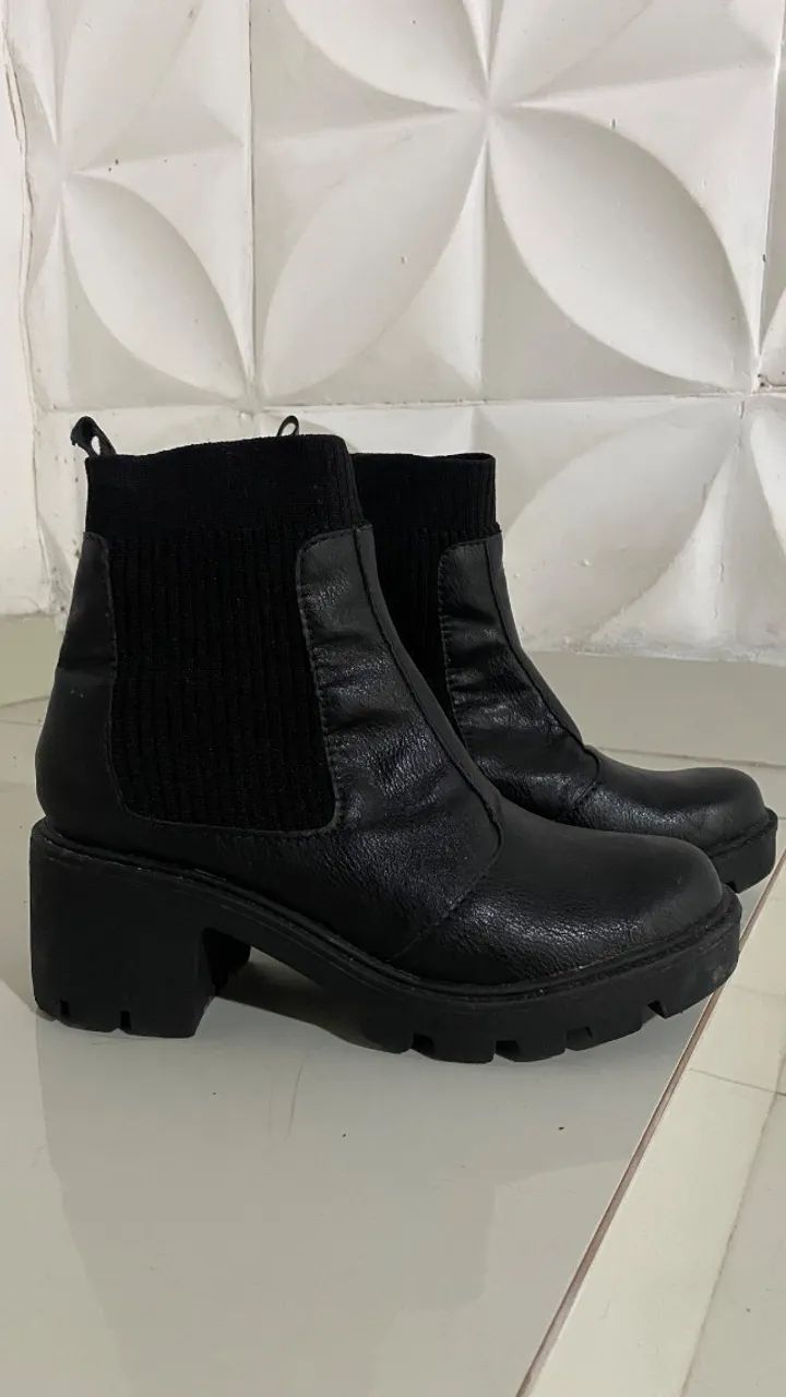 Bota Chelsea Tratorada com acabamento em couro e cano de elástico estilo knit. - Foto 3