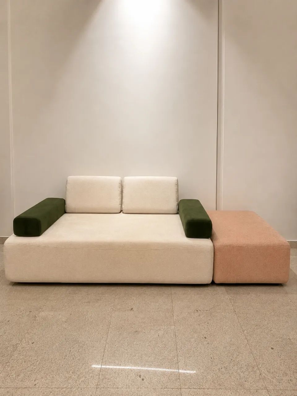Vendo Sofá de Design 3 lugares com Puff - Excelente Estado - Foto 2