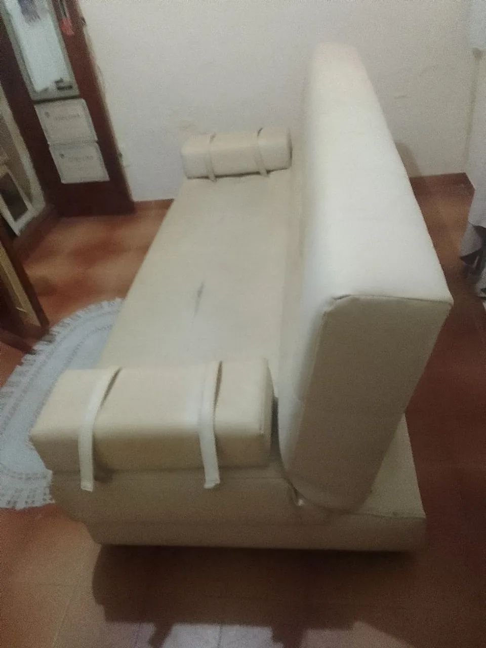 Vendo Sofá Cama de Cor Creme Couro Já Usado . - Foto 2