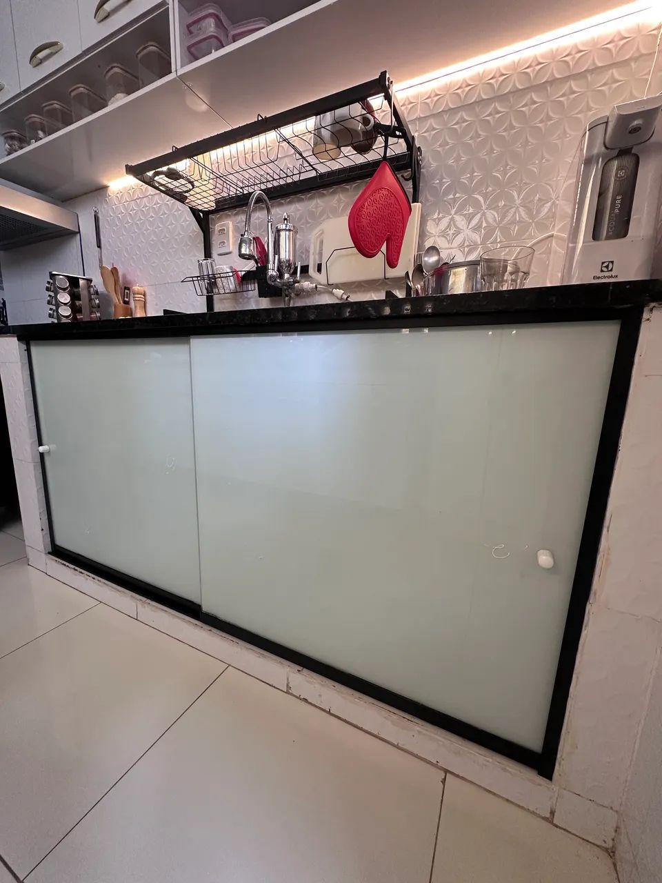 Cozinha planejada em vidro e alumínio  - Foto 4