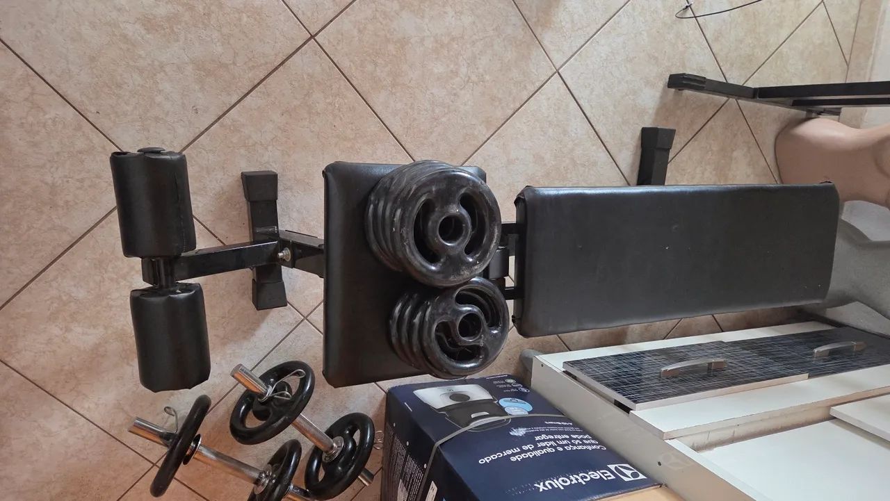 Halteres com anilhas e banco reclinável. - Foto 2