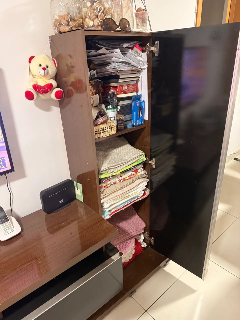Rack para TV espaçoso, com armários e excelente conservação - Foto 3