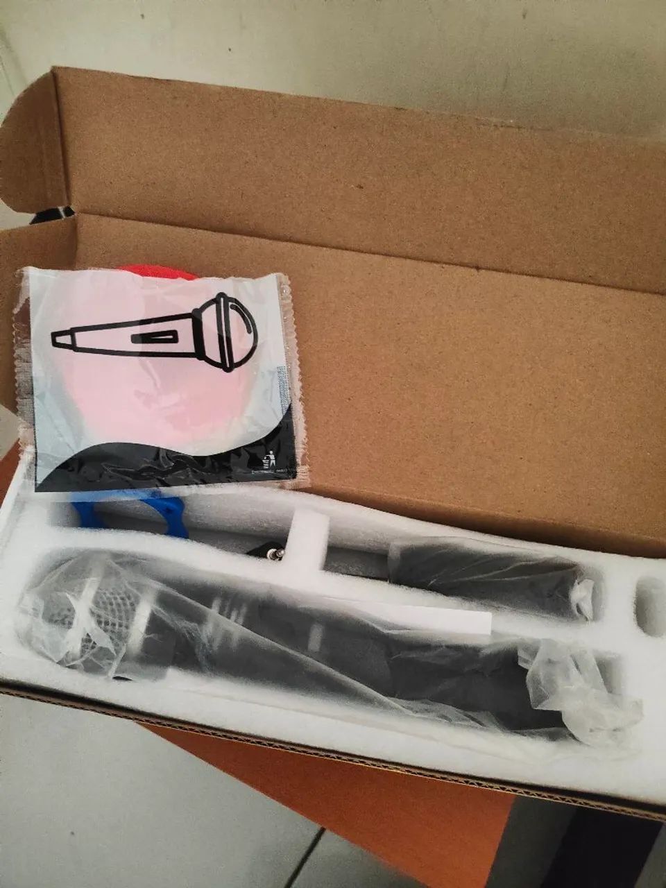 Microfone sem fio dinâmico novo na caixa  - Foto 3