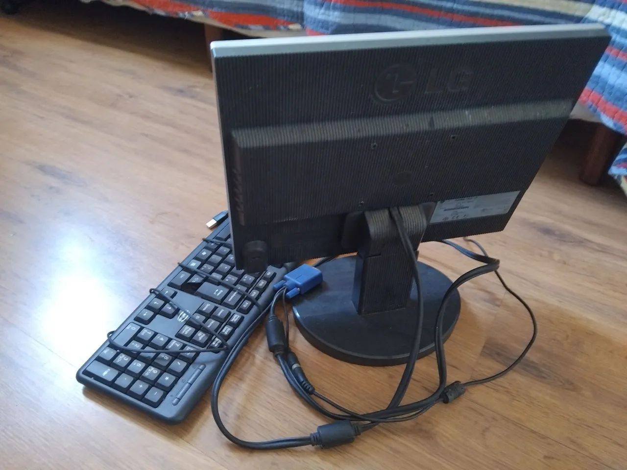 Monitor LG e teclado. - Foto 5