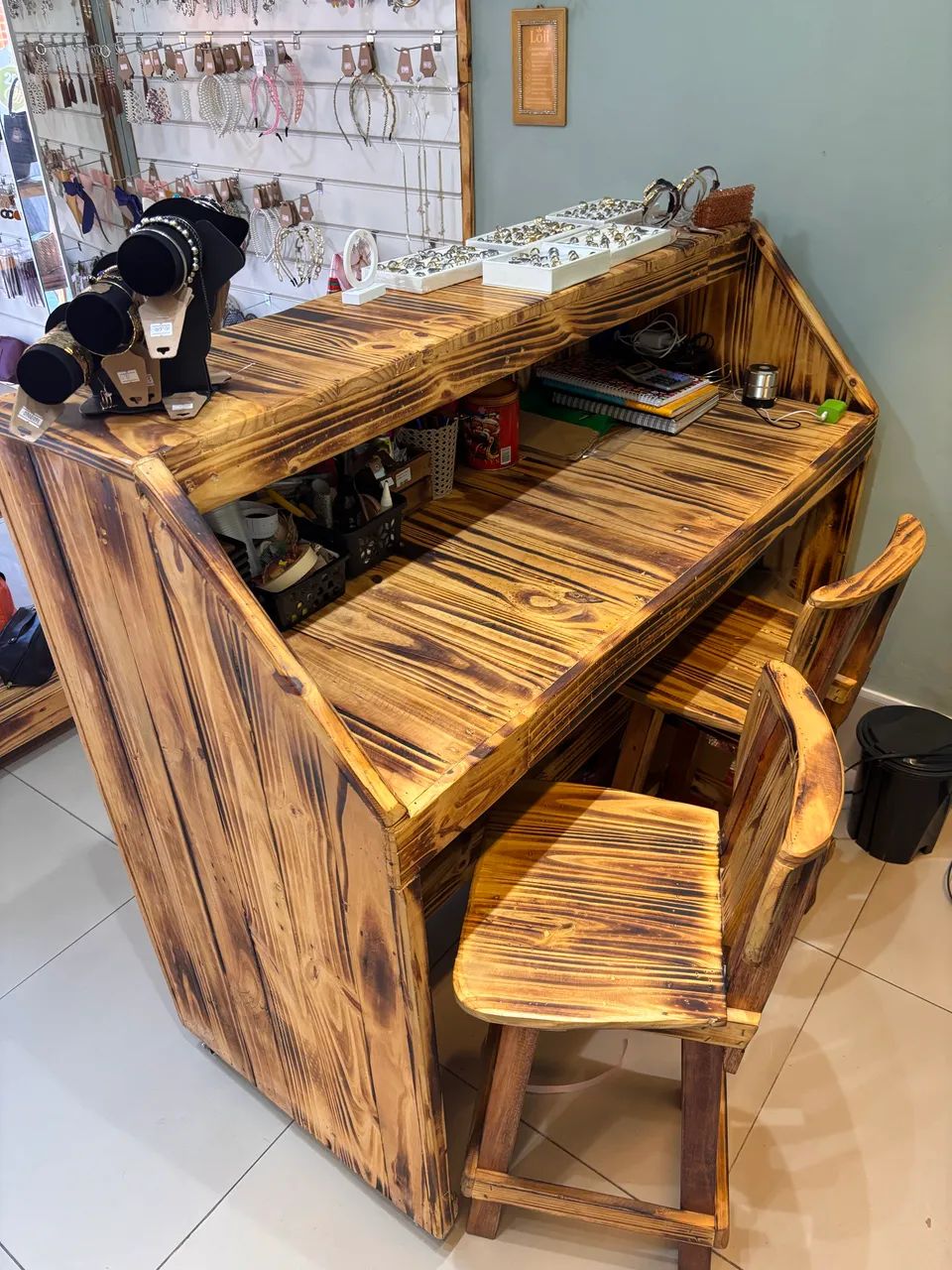 Balcão de atendimento em madeira rústica para loja - Foto 3