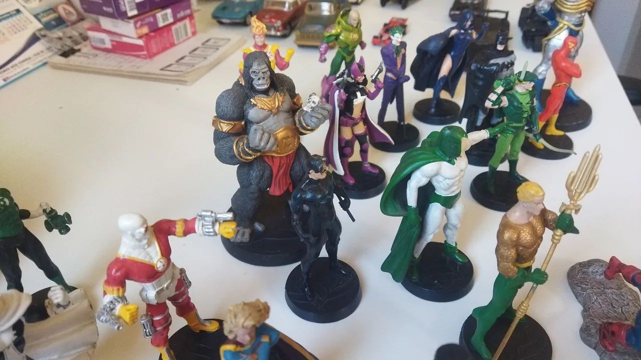 Estatuetas de heróis e vilões