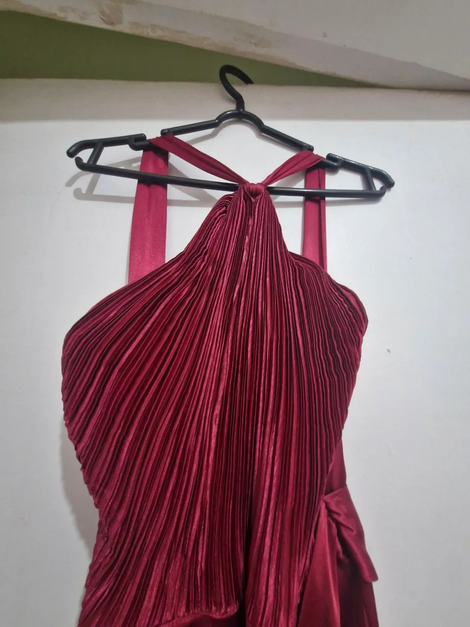Vestido de cetim na cor cereja - Foto 3