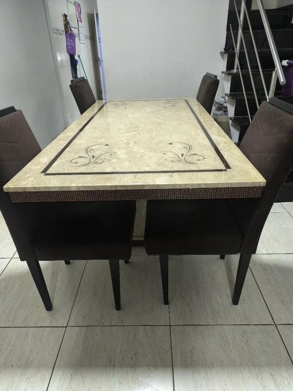 Mesa com 06 cadeiras