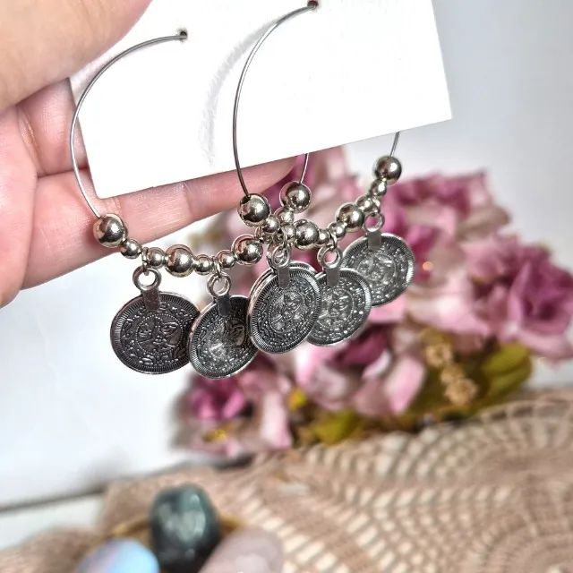 Brincos Argolas Medalhinhas Ciganas - Foto 5