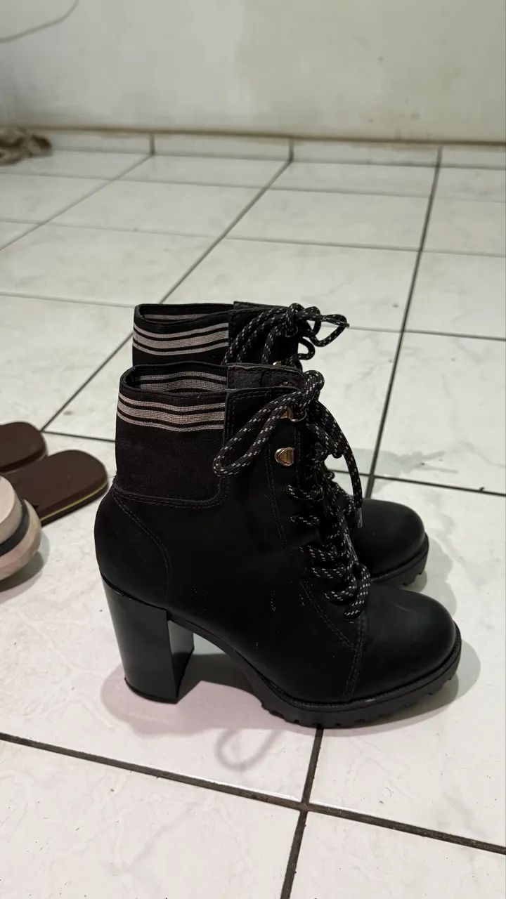 Bota moleca com salto é cadarço 