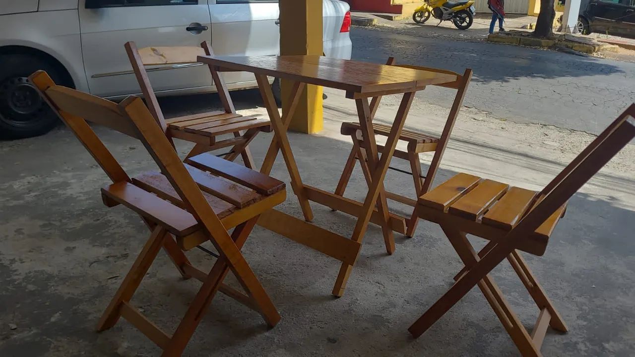 Mesa com cadeira de madeira pinus