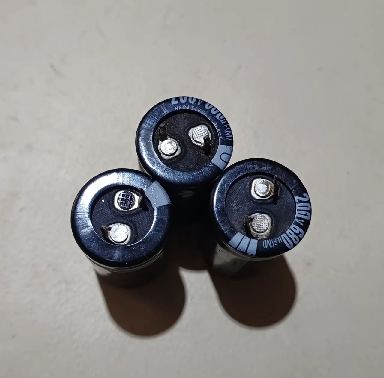 3 capacitores eletrolíticos  Nippon Chemi-Con, série RMG.  - Foto 3
