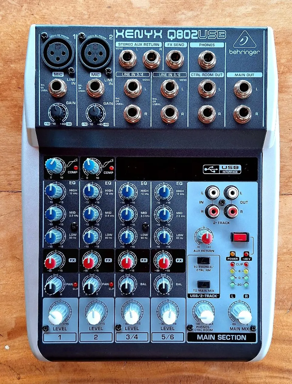 Mesa de som com interface de áudio Behringer Xenyx Q1002 USB 110v