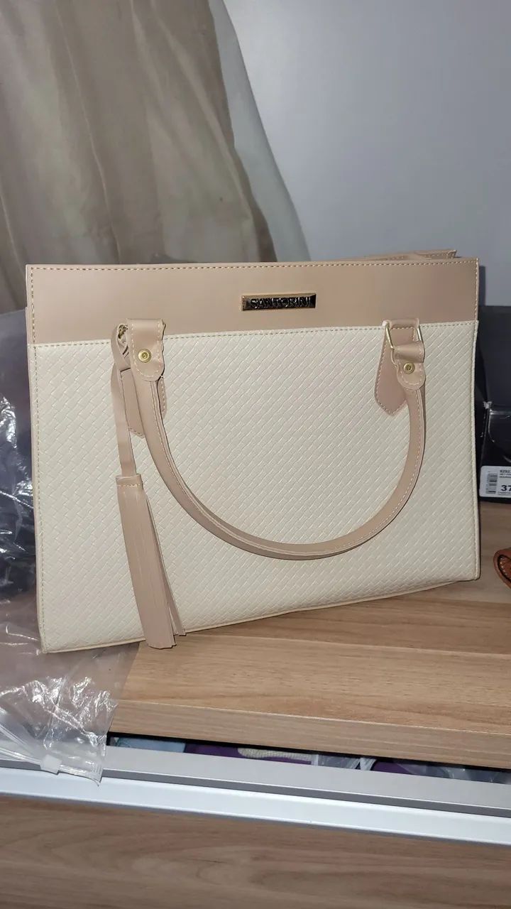 Bolsa nova linda, bege com bolso no interior.