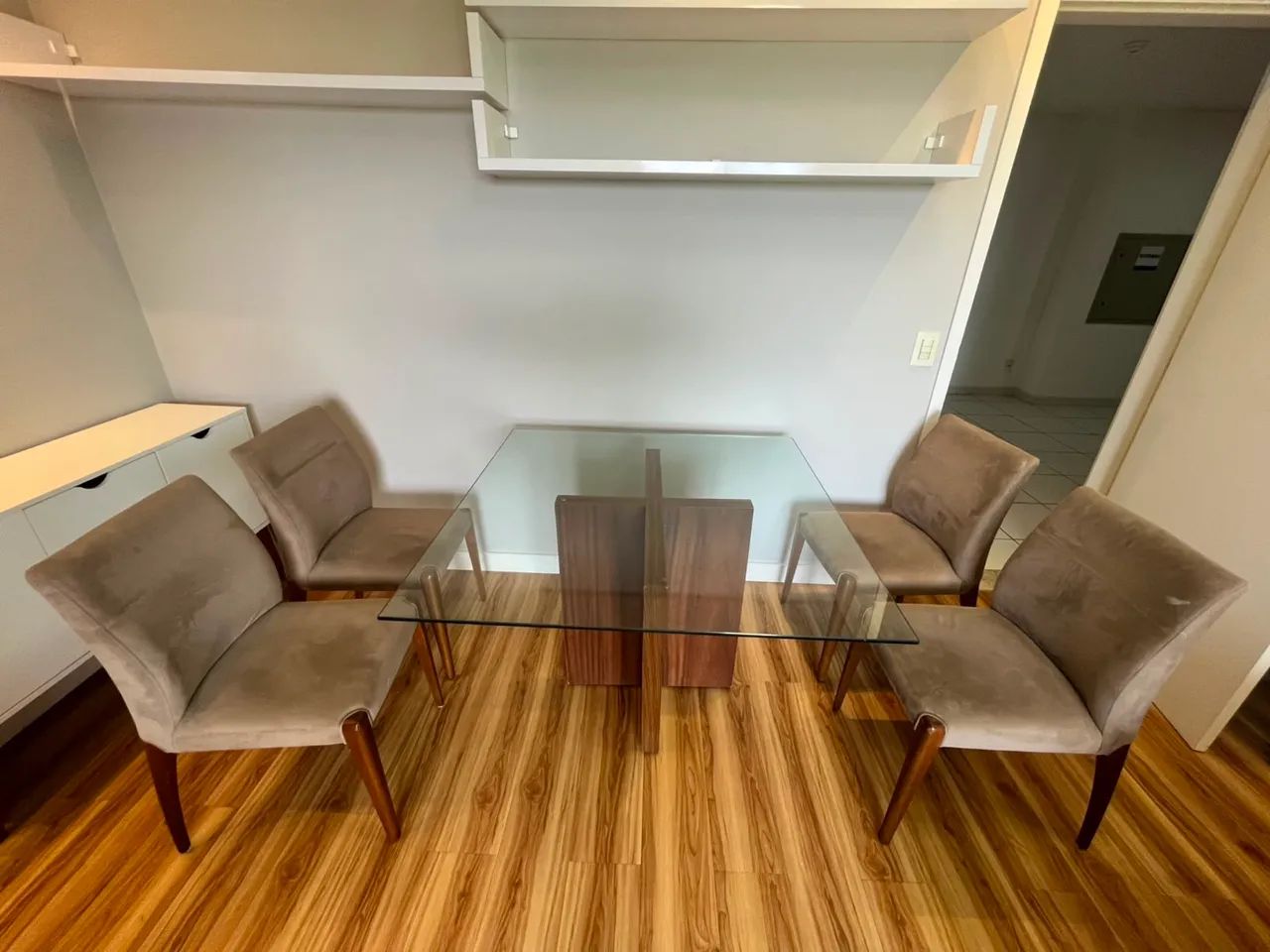 Mesa com tampo de vidro + cadeiras