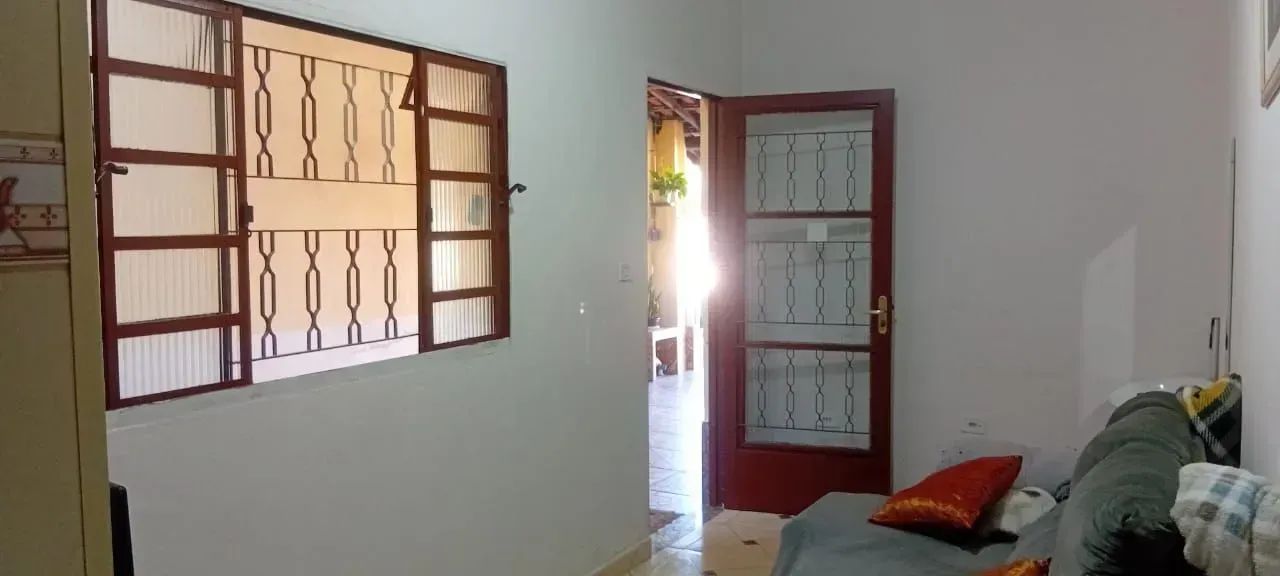 Casa e ponto comercial com boa localização,