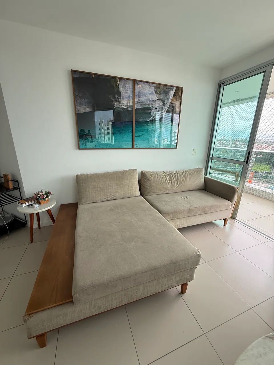 Sofá com chaise estofado e madeira  - Foto 5