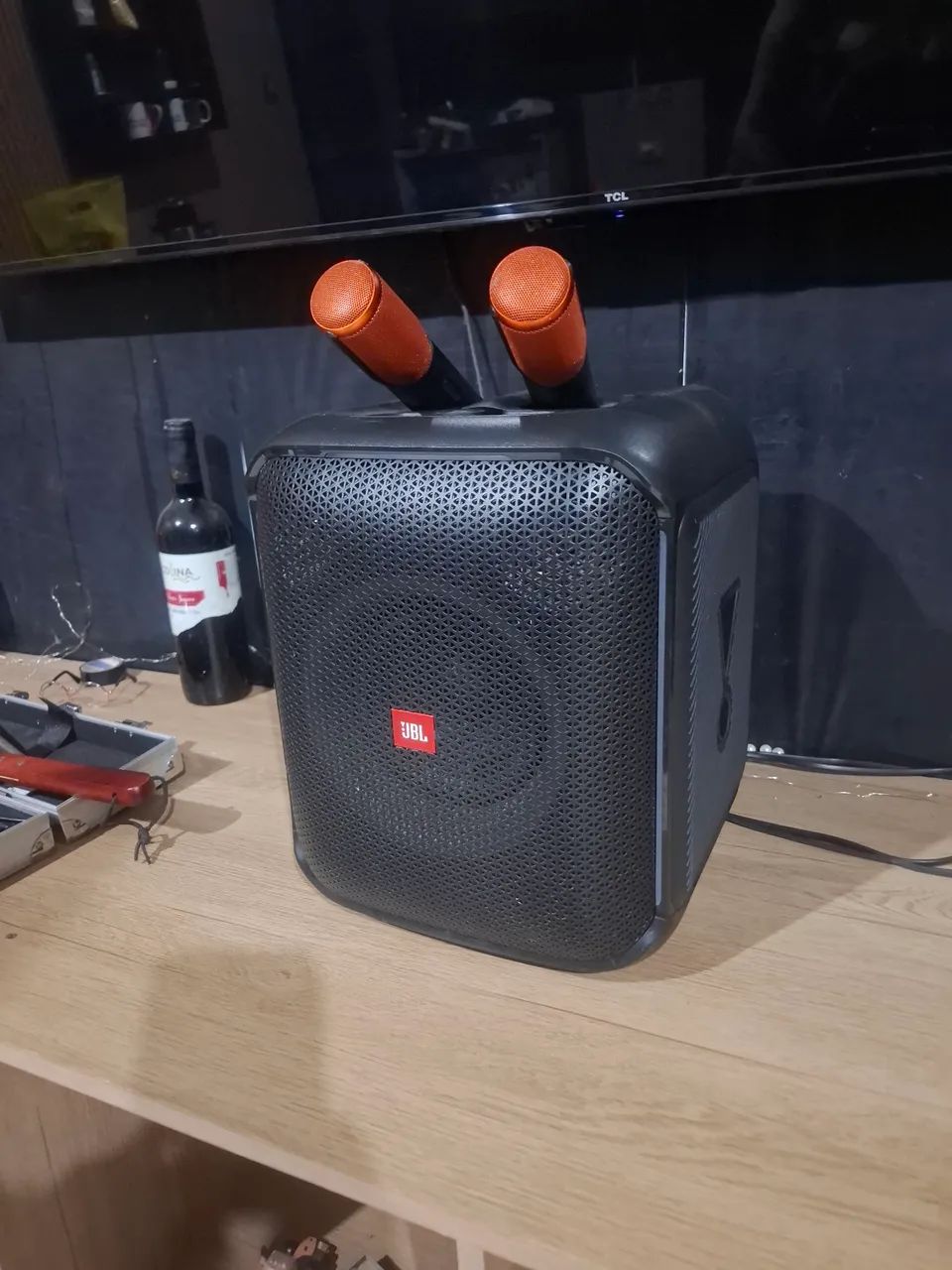 Caixa de som jbl com 2 microfone 