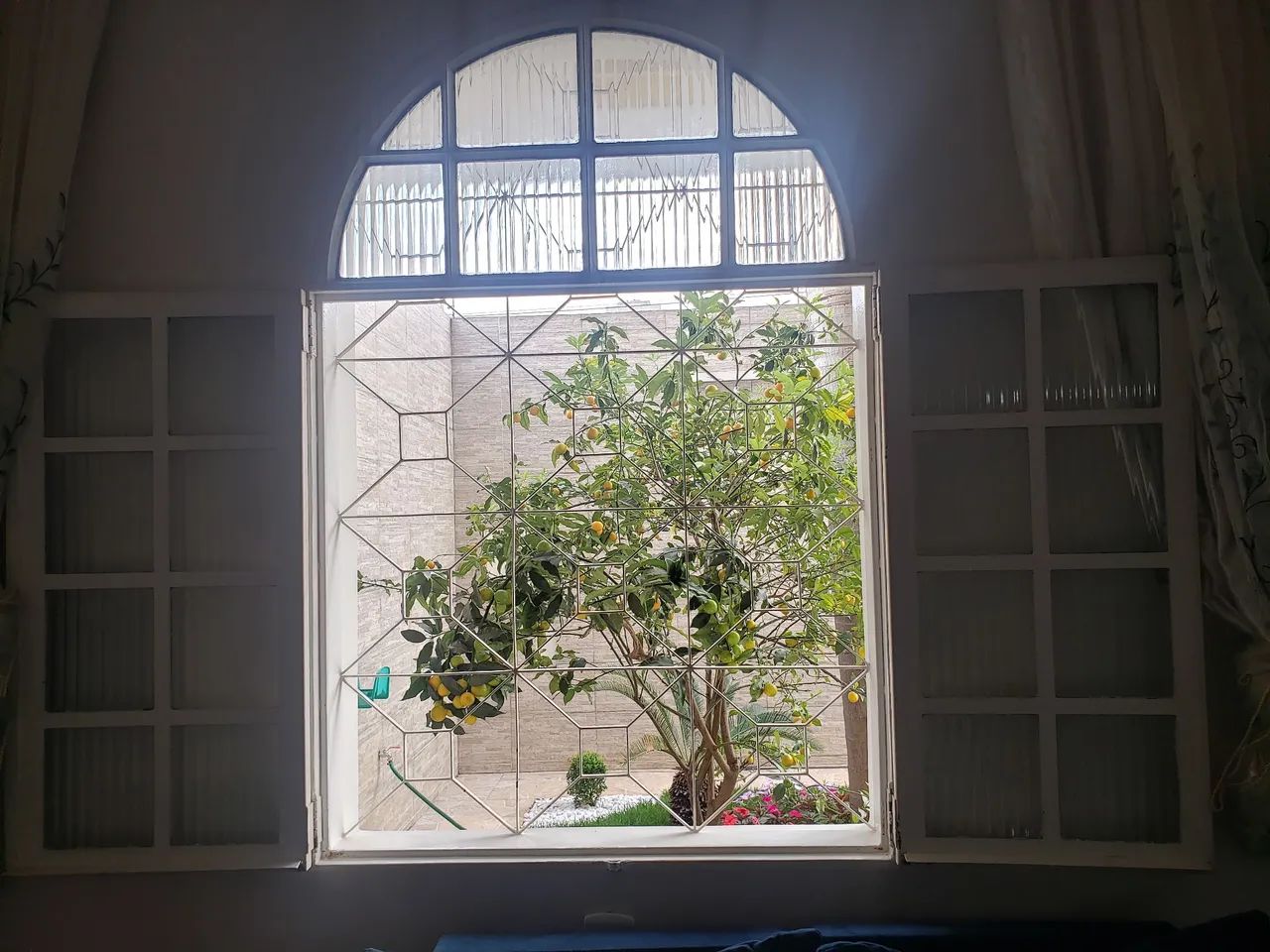 Janela com vidros e grades - Foto 4